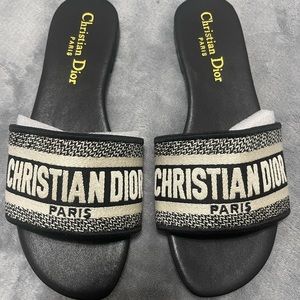 size EU 7. look like the real ones. no dust bag or box included